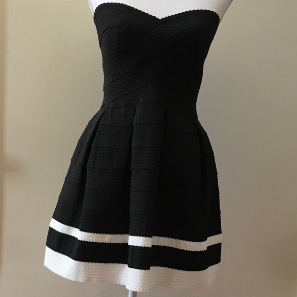 Sans Souci Dresses & Skirts - Sans Souci strapless mini dress